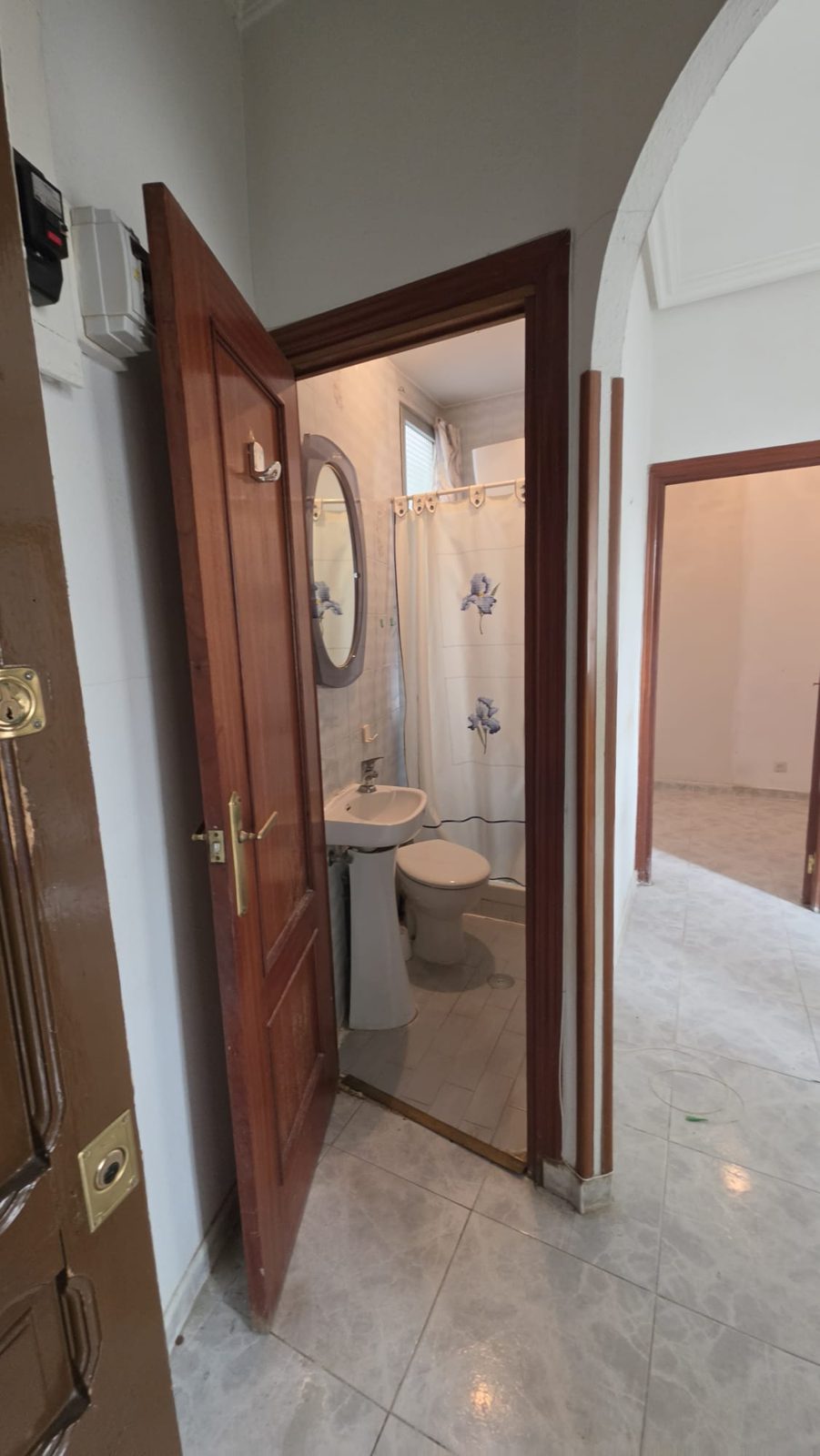 Cuarto de baño completo con ducha, lavabo, inodoro y ventana