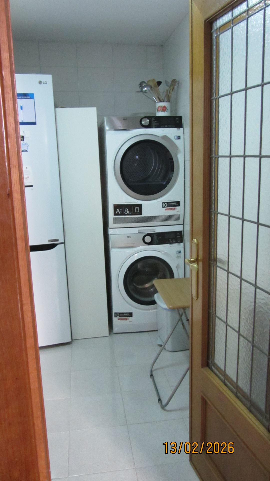 Zona de office de la cocina con lavadora y secadora AEG