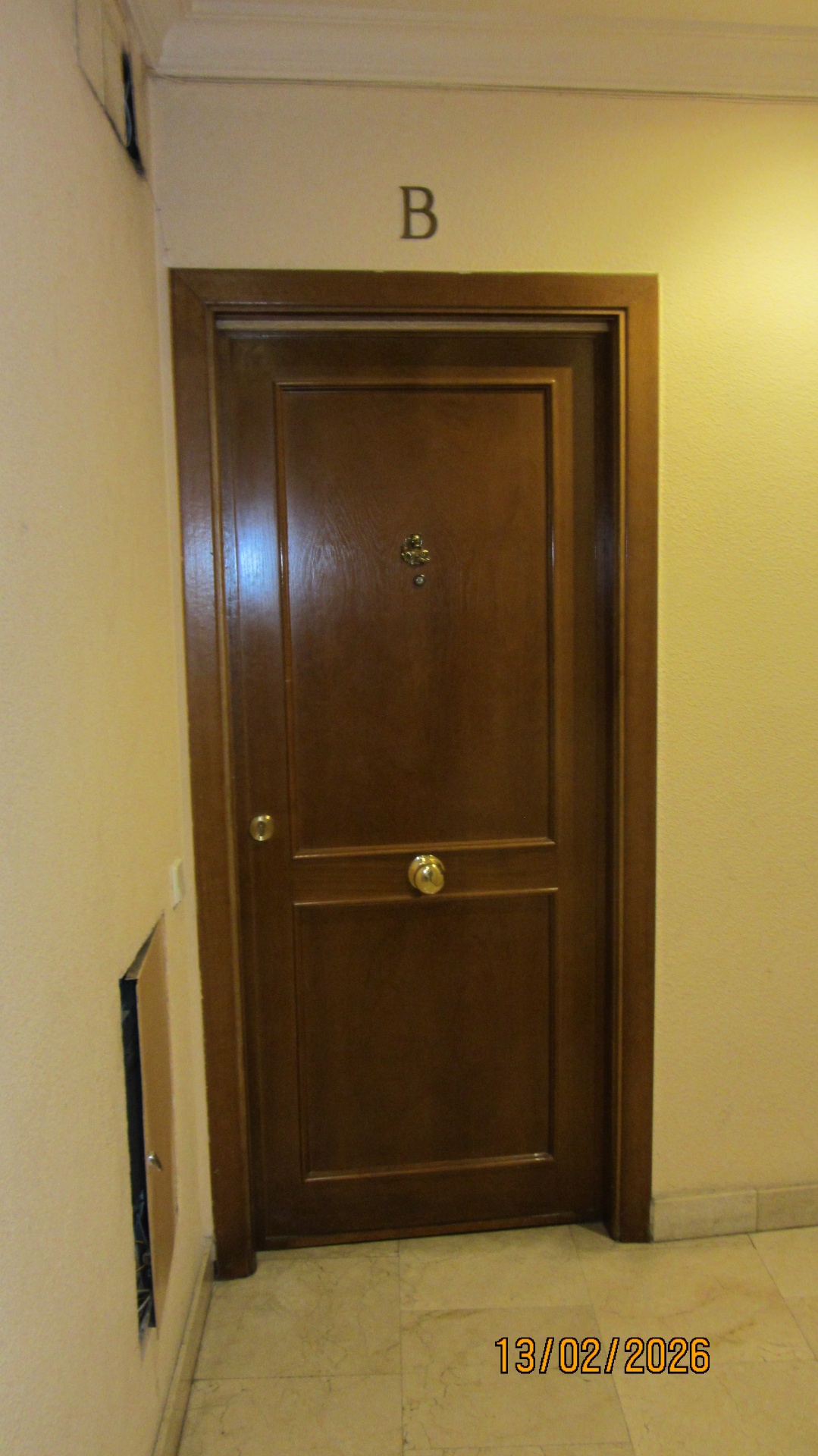 Puerta de entrada de la vivienda, 1º B, en Calle de los Reyes, Madrid Centro