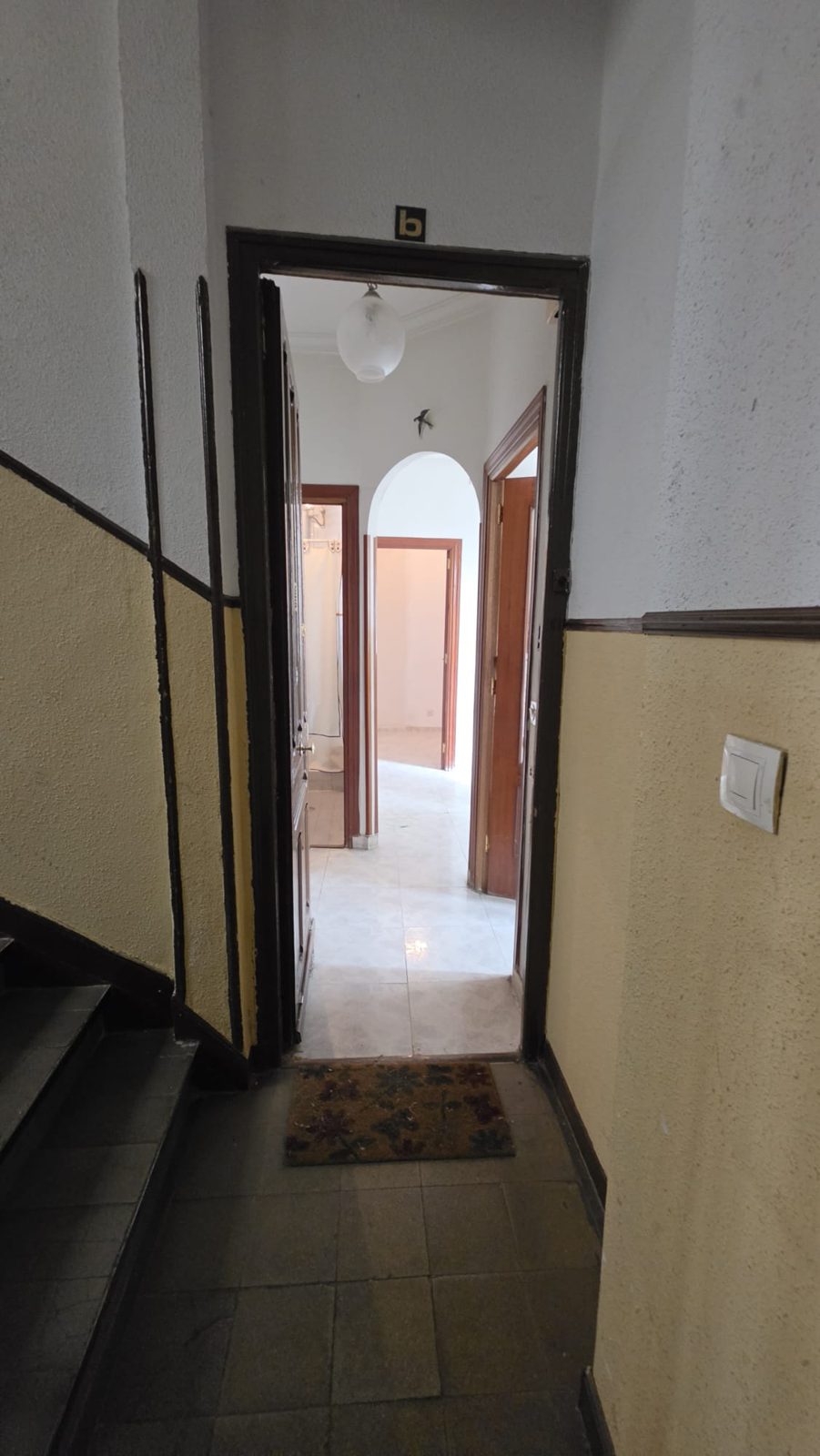 Puerta de acceso a la vivienda desde el rellano de la planta primera