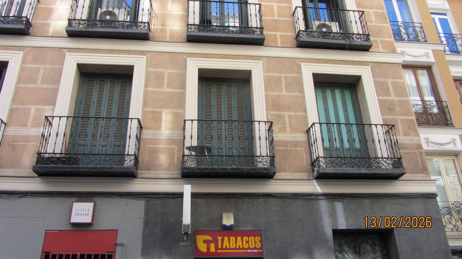 Vista exterior de los dos balcones del salón y el balcón de la habitación a Calle de los Reyes