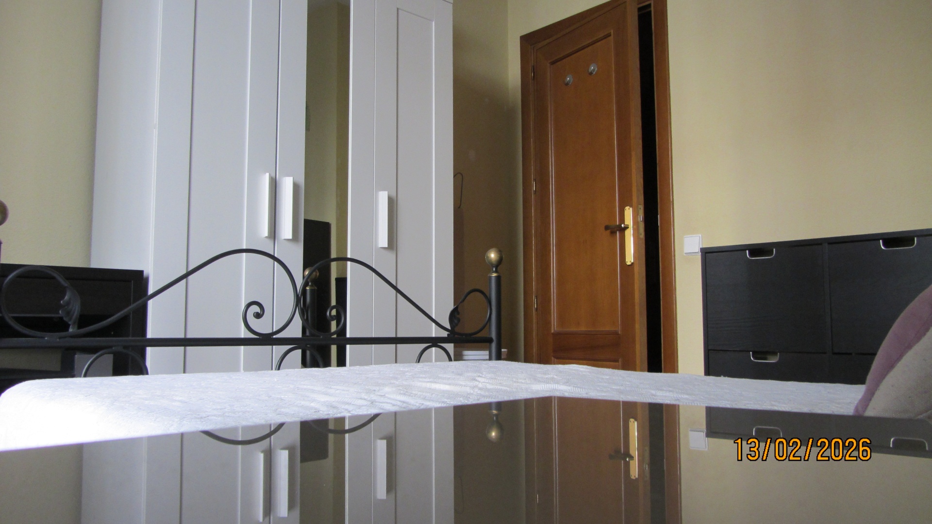 Habitación con armarios de puertas abatibles y cómoda