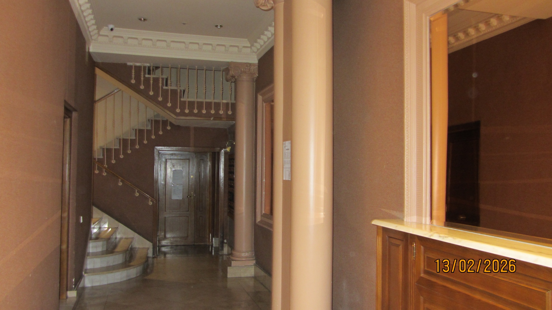 Portal del edificio con escalera, columnas y molduras originales