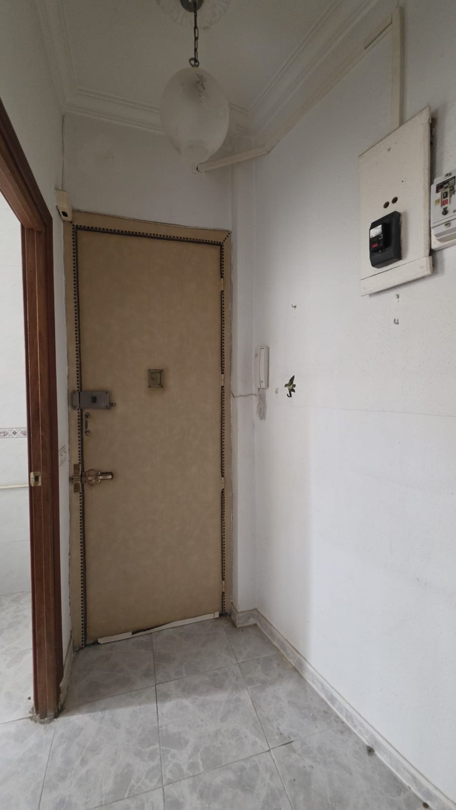 Recibidor de la vivienda con puerta blindada de entrada y cuadro eléctrico