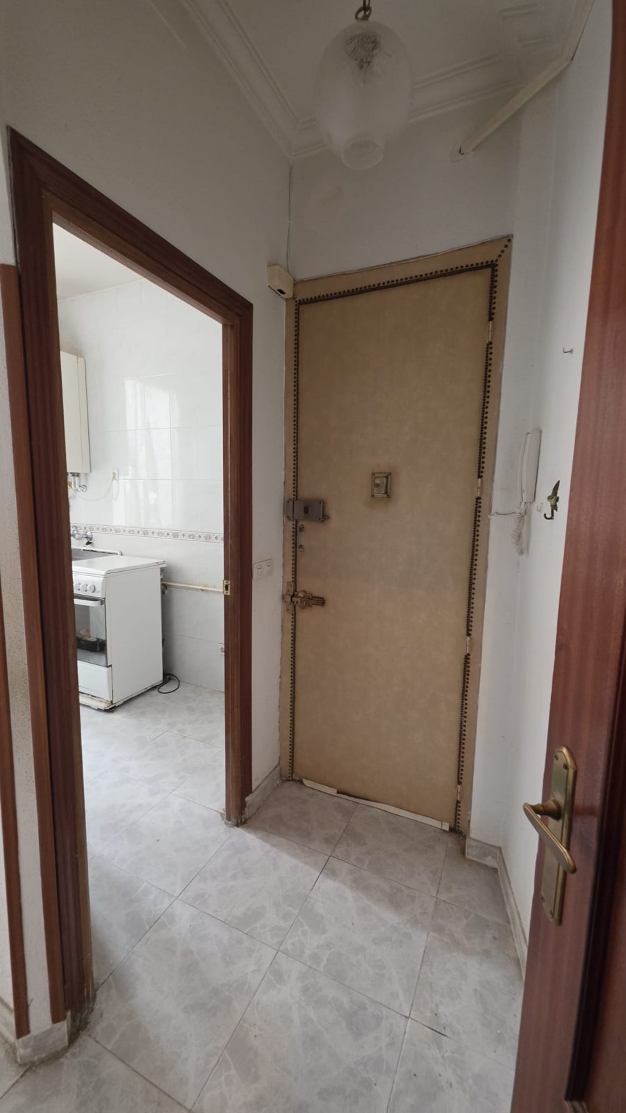Recibidor con acceso a la cocina y puerta de entrada a la vivienda